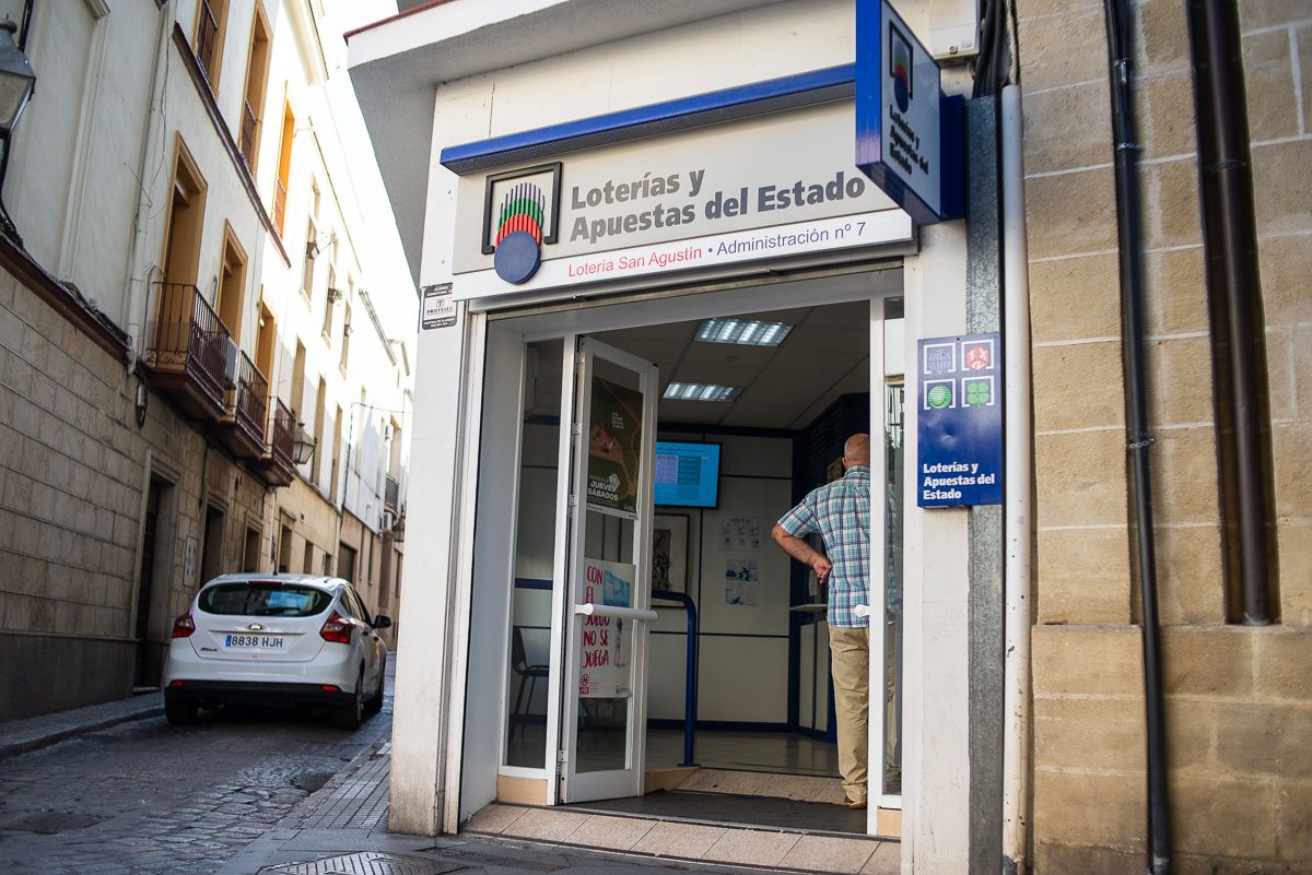 Imagen de archivo de una administración de lotería. Más de un millón de euros en la Bonoloto para un acertante de Cádiz. Imagen de archivo de una administración de lotería. Más de un millón de euros en la Bonoloto para un acertante de Cádiz.