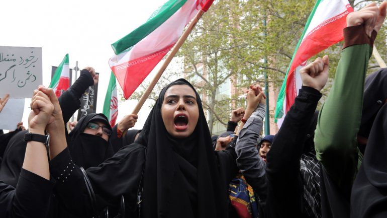 Una iraní manifestándose. 