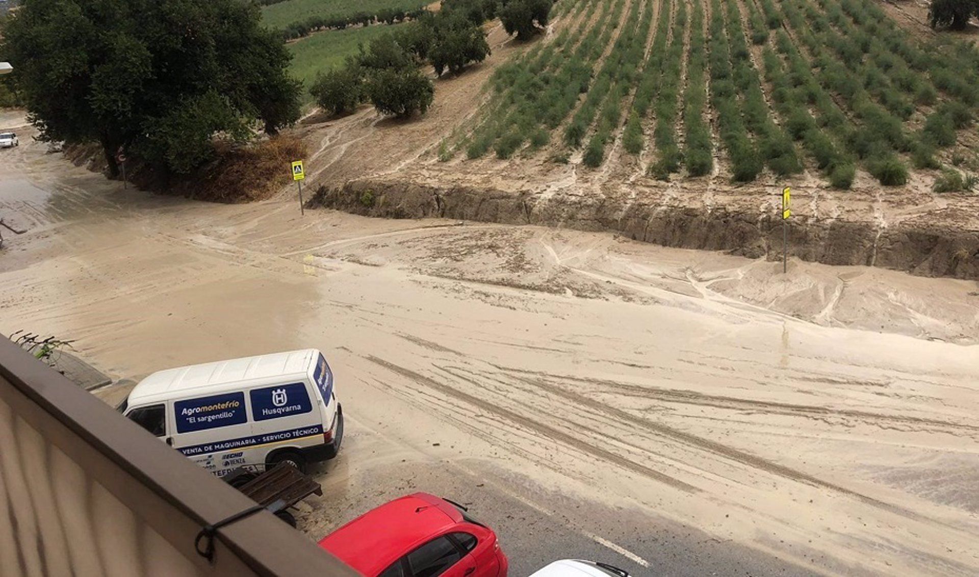 Este pasado martes, granizo y fuertes lluvias han cortado carreteras, provocado enormes destrozos y han desbordado el arroyo Millanos en Granada