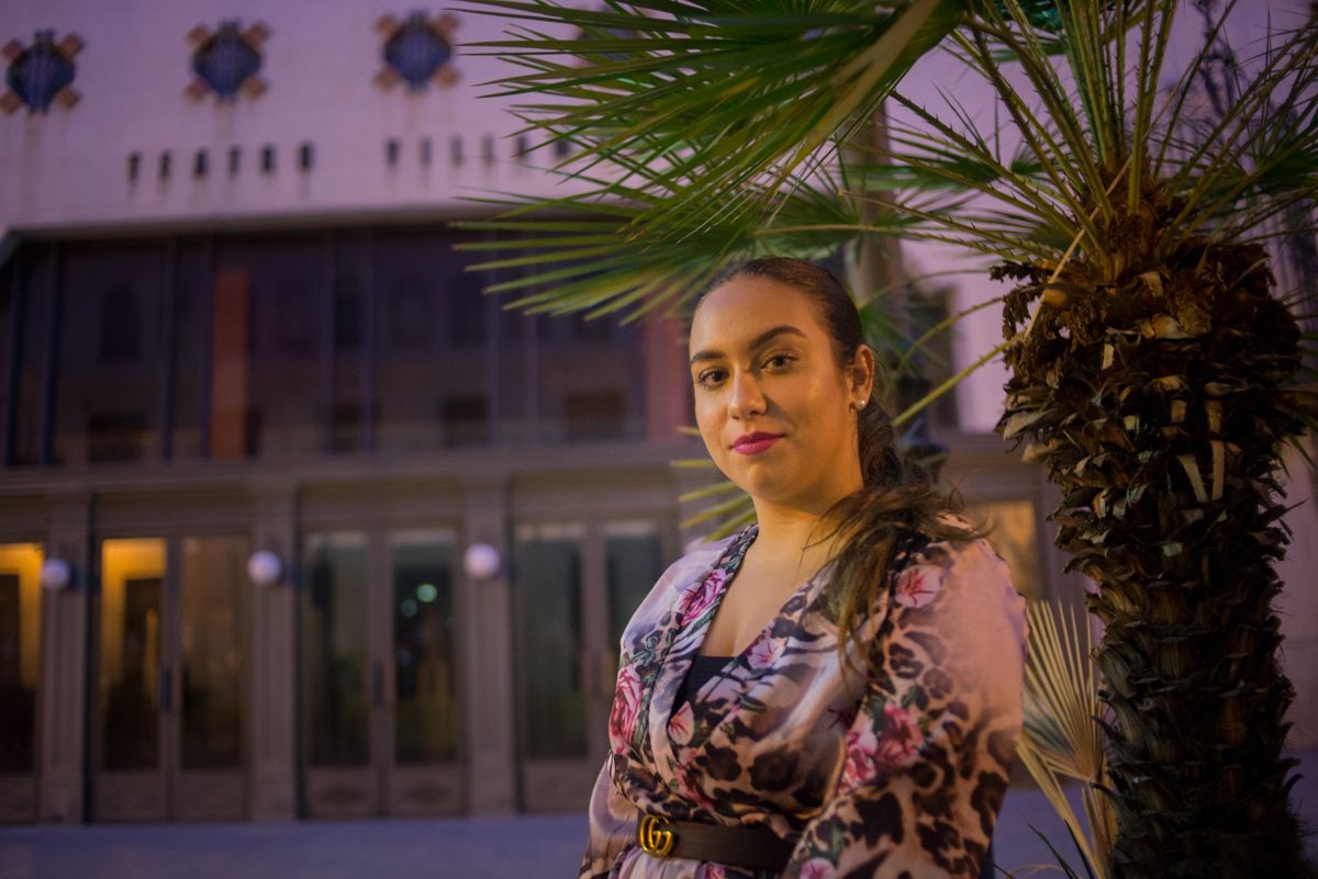 María Terremoto posando frente al Teatro Villamarta. FOTO: MANU GARCÍA. 