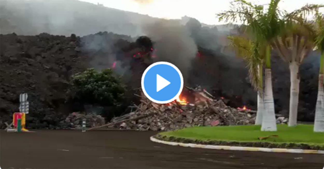 Fotograma del vídeo donde se puede observar cómo la lava tarda segundos en destruir una vivienda.