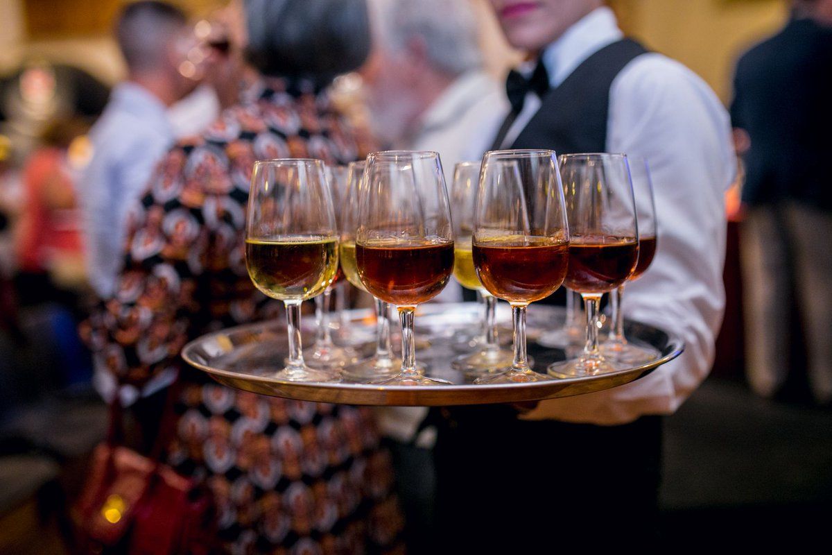 Cursos para profesionales de la hostelería sobre vinos del Marco de Jerez en Cádiz y San Fernando. Un camarero sirviendo copas de oloroso.