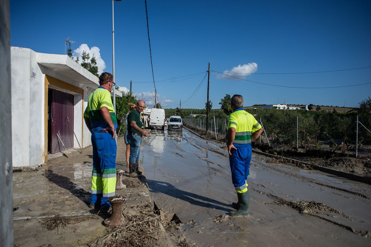 Empleados de Aquajerez llegan a la barriada.