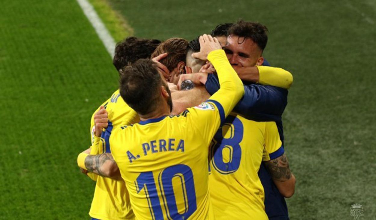 Los jugadores del Cádiz celebran la victoria del año pasado ante el Barcelona.