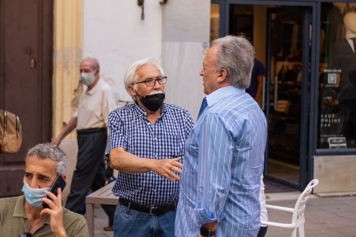 Pedro Pacheco, en una imagen reciente, saluda a un vecino en la calle Larga de Jerez.