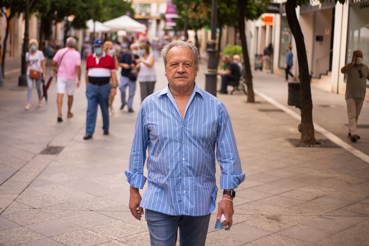 Pedro Pacheco pasea, este jueves, por la jerezana calle Larga, tras la entrevista con lavozdelsur.es.