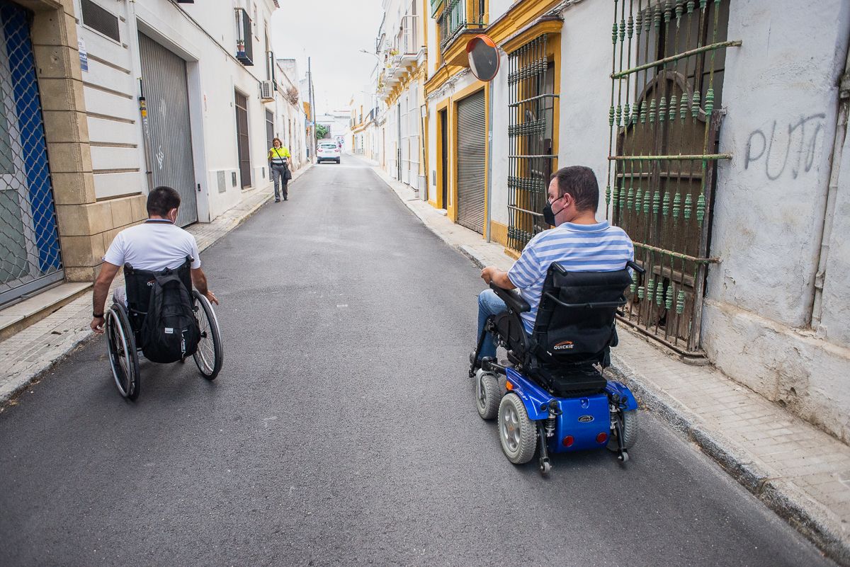 Luis y Nacho no pueden subir con sus sillas a la acera de la calle Marimanta.
