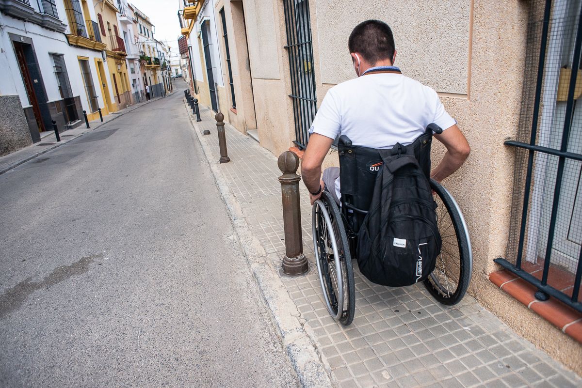 Imagen de archivo de una persona en silla de ruedas.
