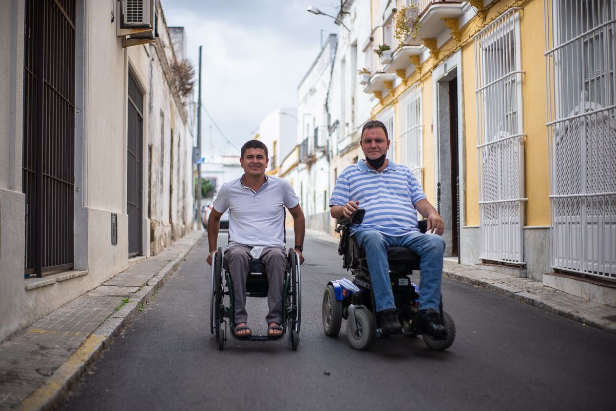 Nacho Alonso y Luis Andrés Rivera en la calle Marimanta de Jerez.