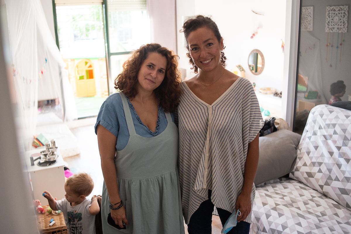 Rebeca Bedoya y Susana Doña, las madres de día del proyecto educativo Abracadabra en Jerez.
