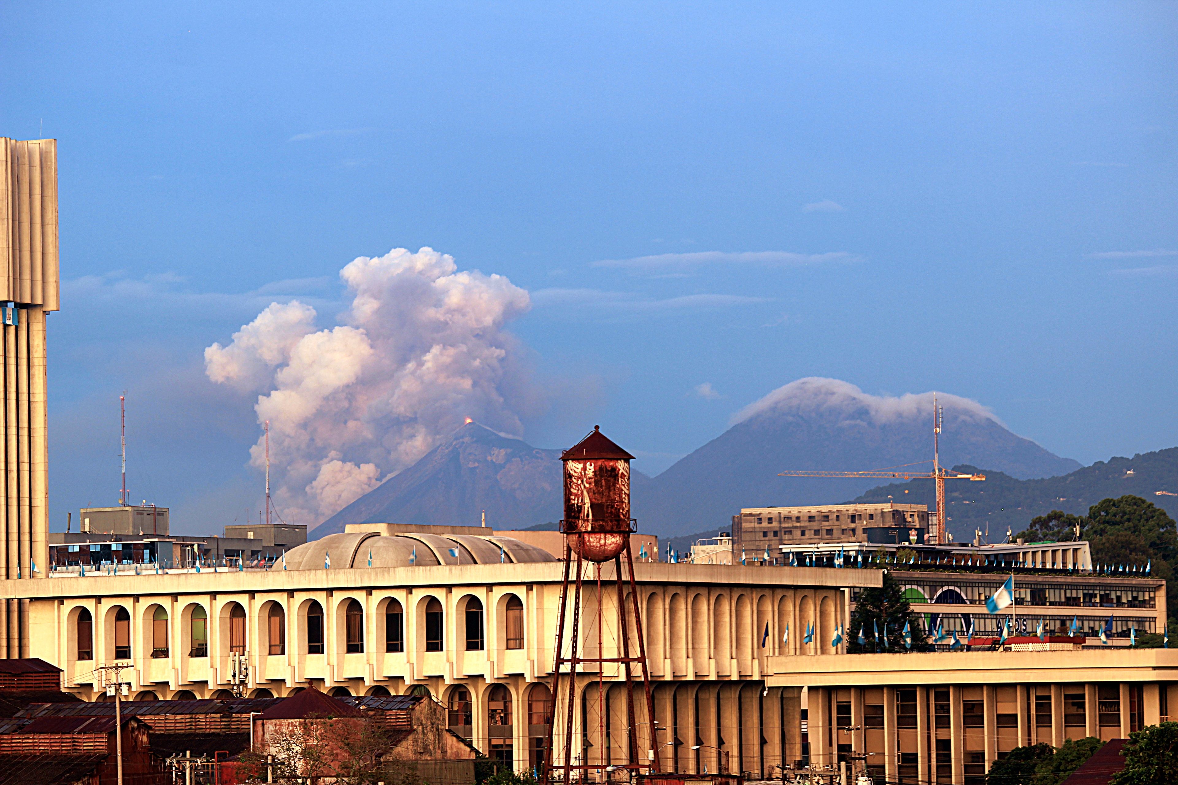 Así se ve el volcán de Fuego desde la Ciudad de Guatemala.   @ANCHOJ