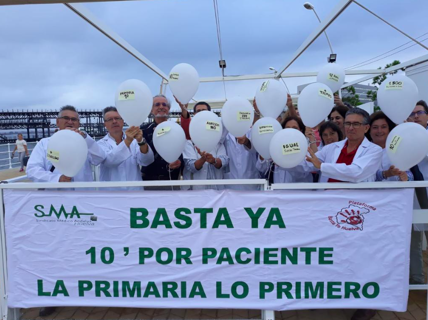 Médicos de Atención Primaria de la plataforma Basta Ya de Huelva. FOTO: CARLOS BAUTISTA. 
