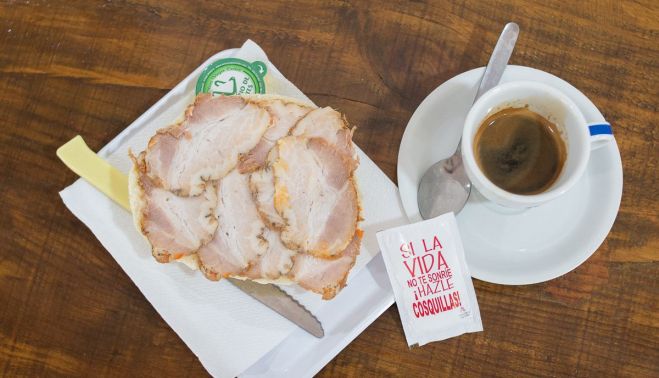 Uno de los desayunos con mollete y carne mechada.   MANU GARCÍA