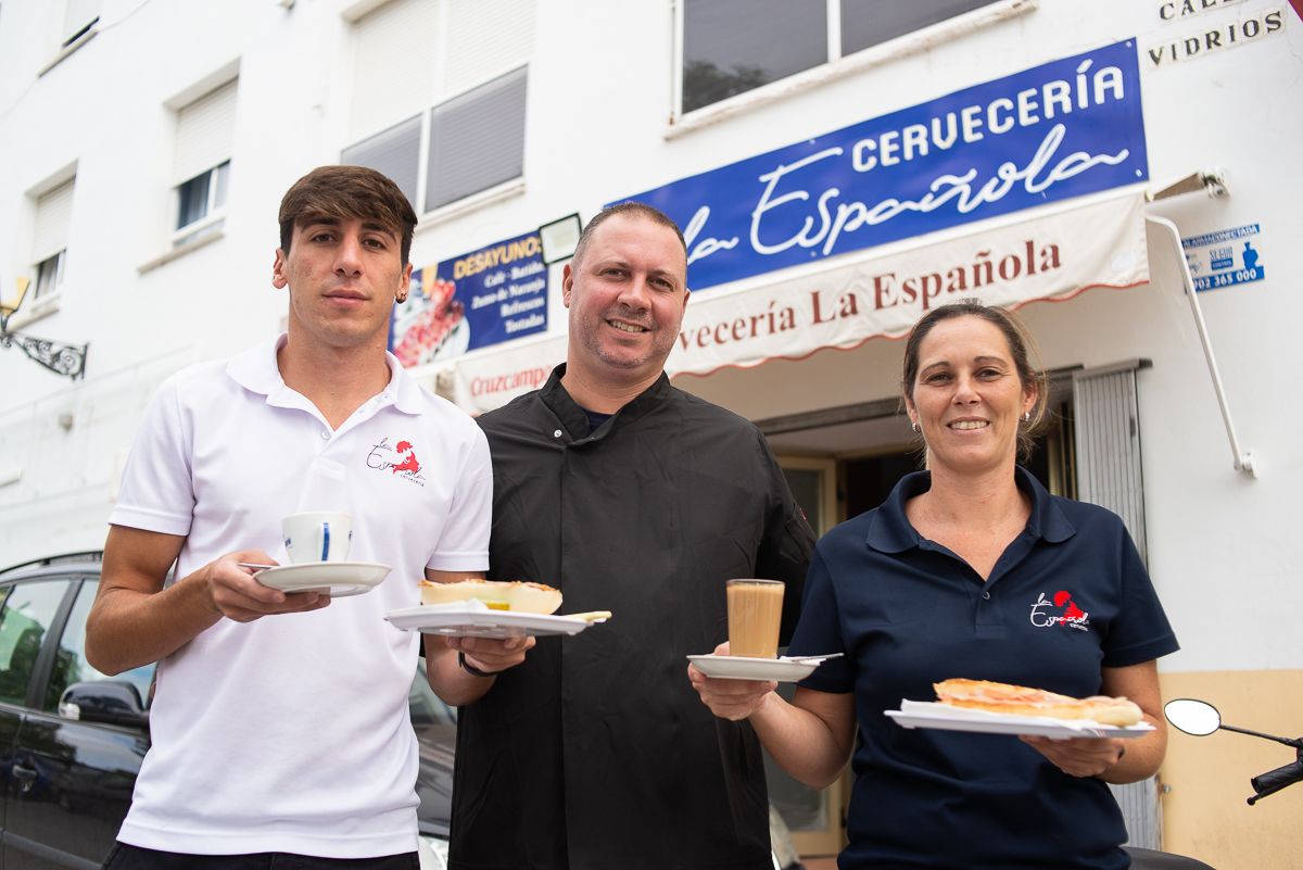 Manuel Carretero junto a su hermana Patricia y su hijo, parte del equipo de Cervecería La Española.    MANU GARCÍA.