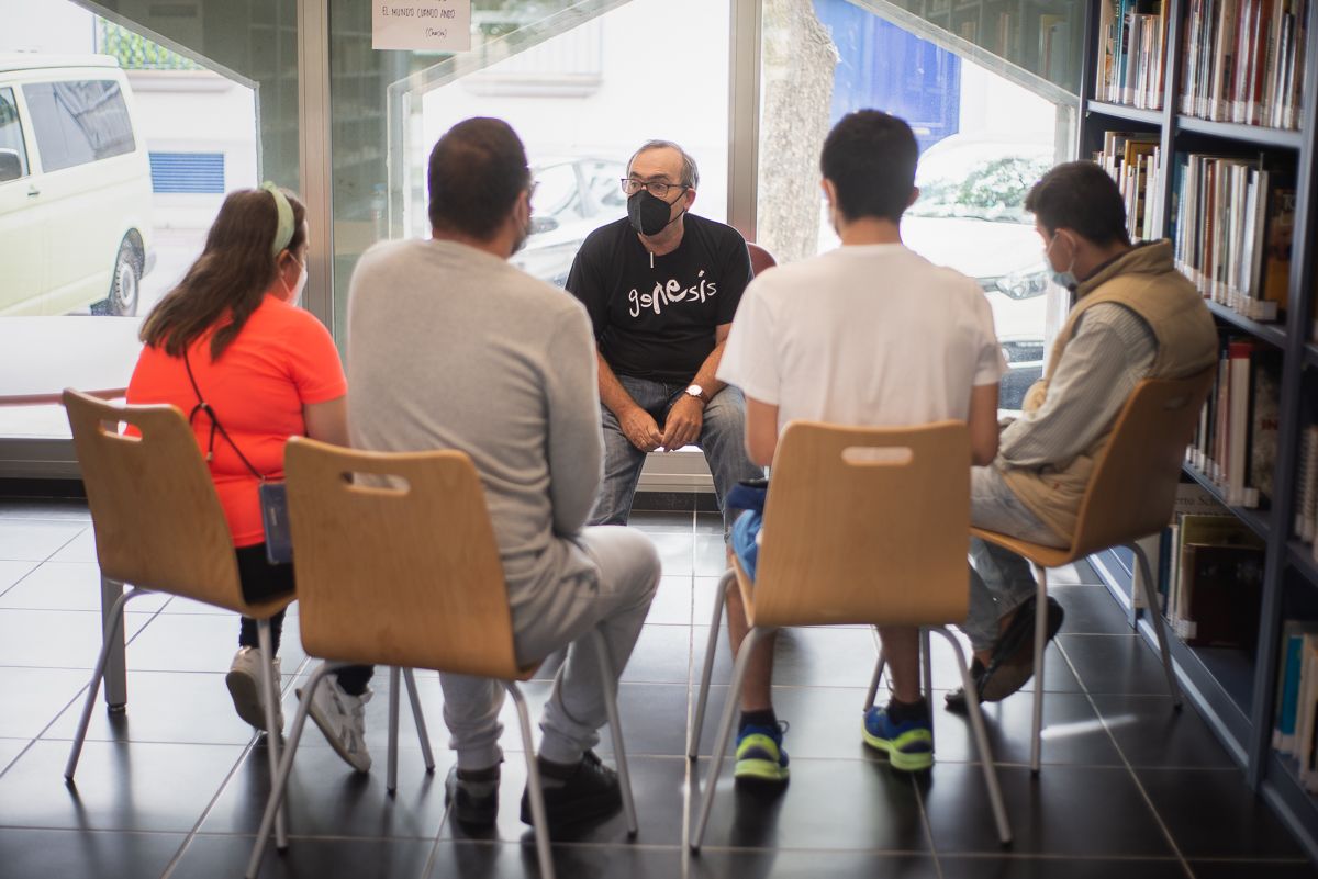 Una 'Biblioteca Humana' contra la exclusión social.   MANU GARCÍA.