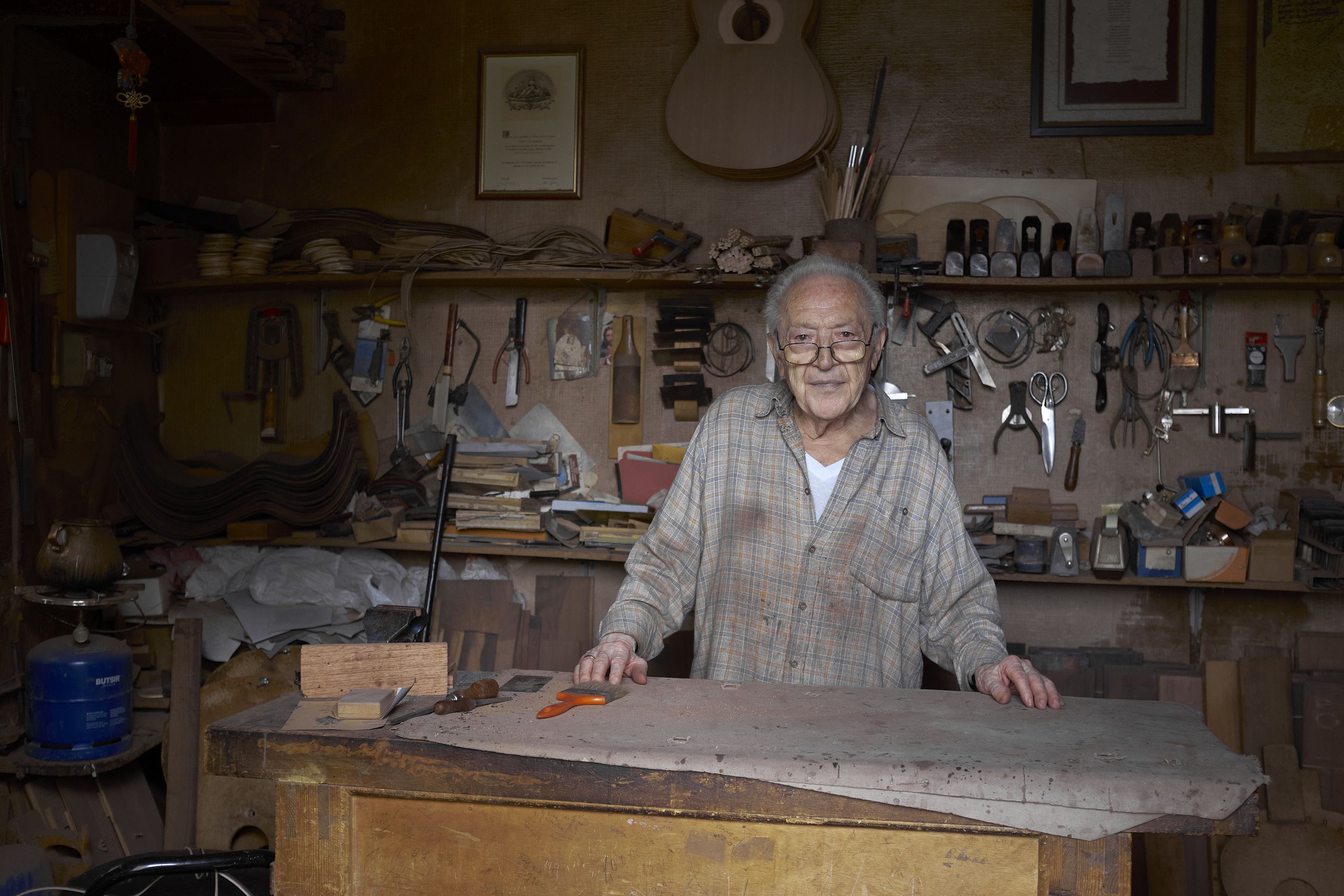 Antonio Martín Montero en su taller, donde desempeña el oficio de guitarrero desde hace más de 50 años.