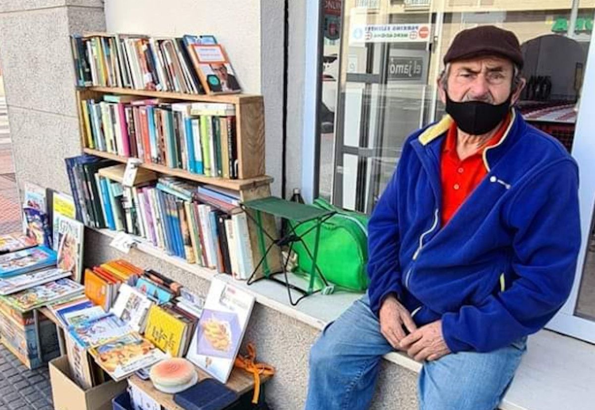 Antonio en la esquina de Mercadona, en Borrego, con sus libros.