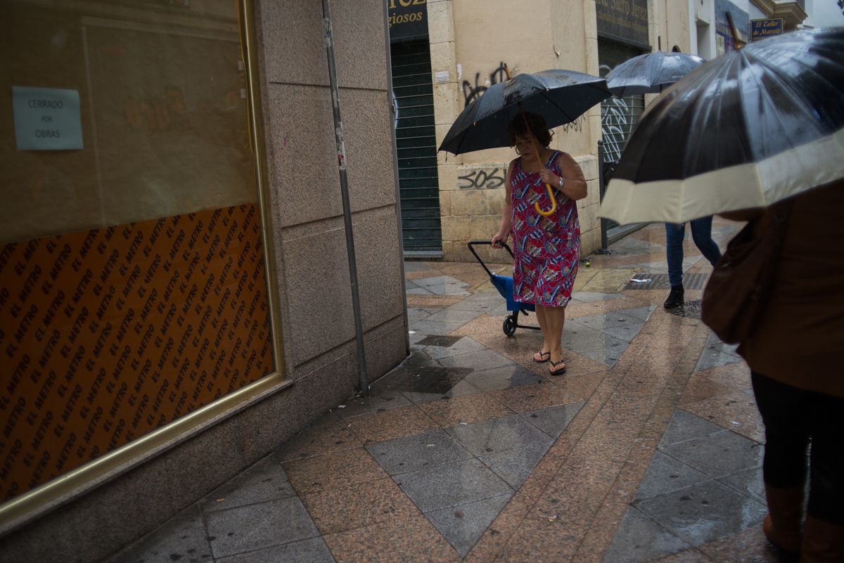 Una mujer pasea con un paraguas bajo la lluvia. FOTO: MANU GARCÍA.