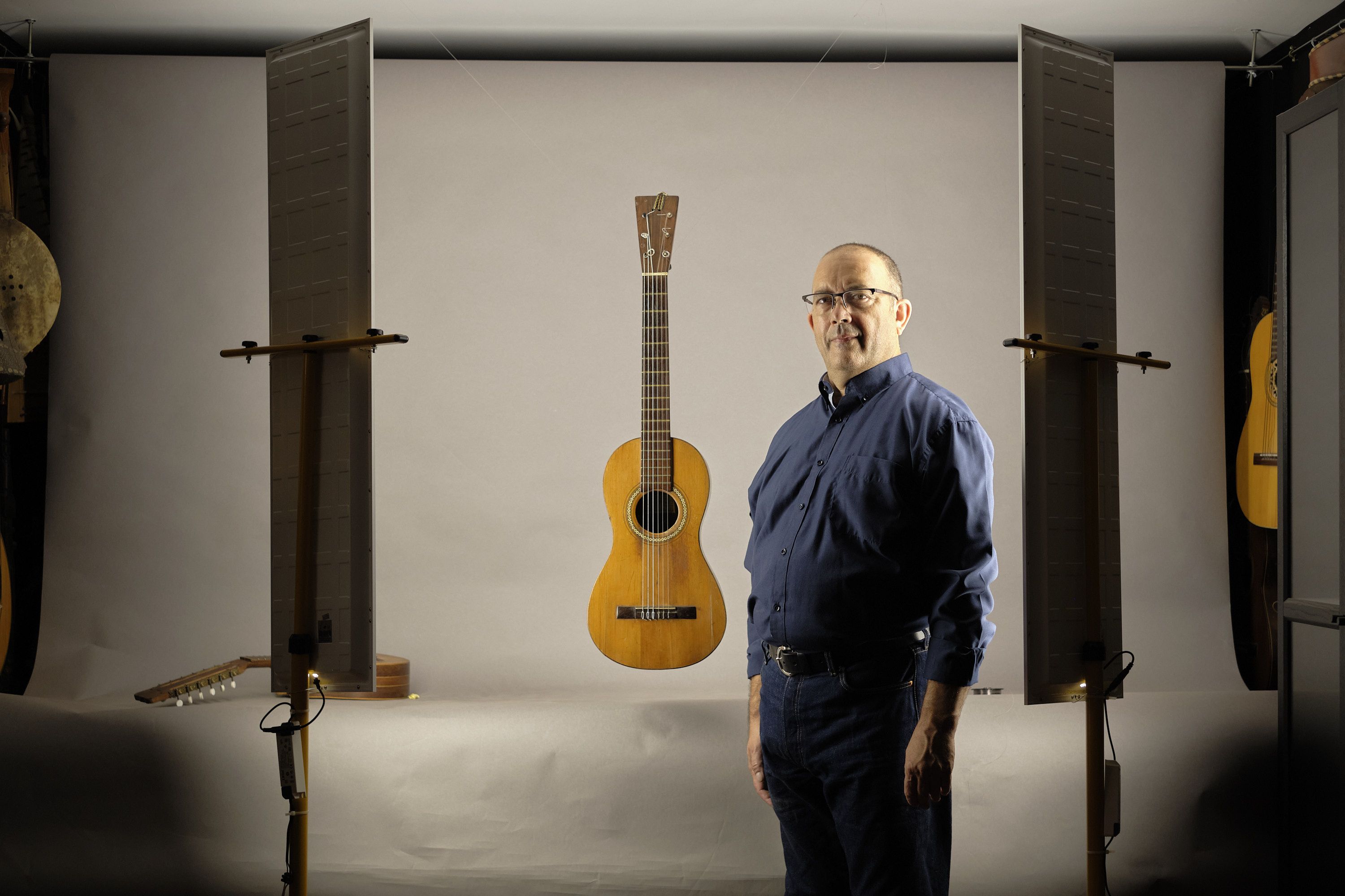 Aarón Garcia Ruiz junto a la guitarra de Agustin Caro, fabricada en 1824.