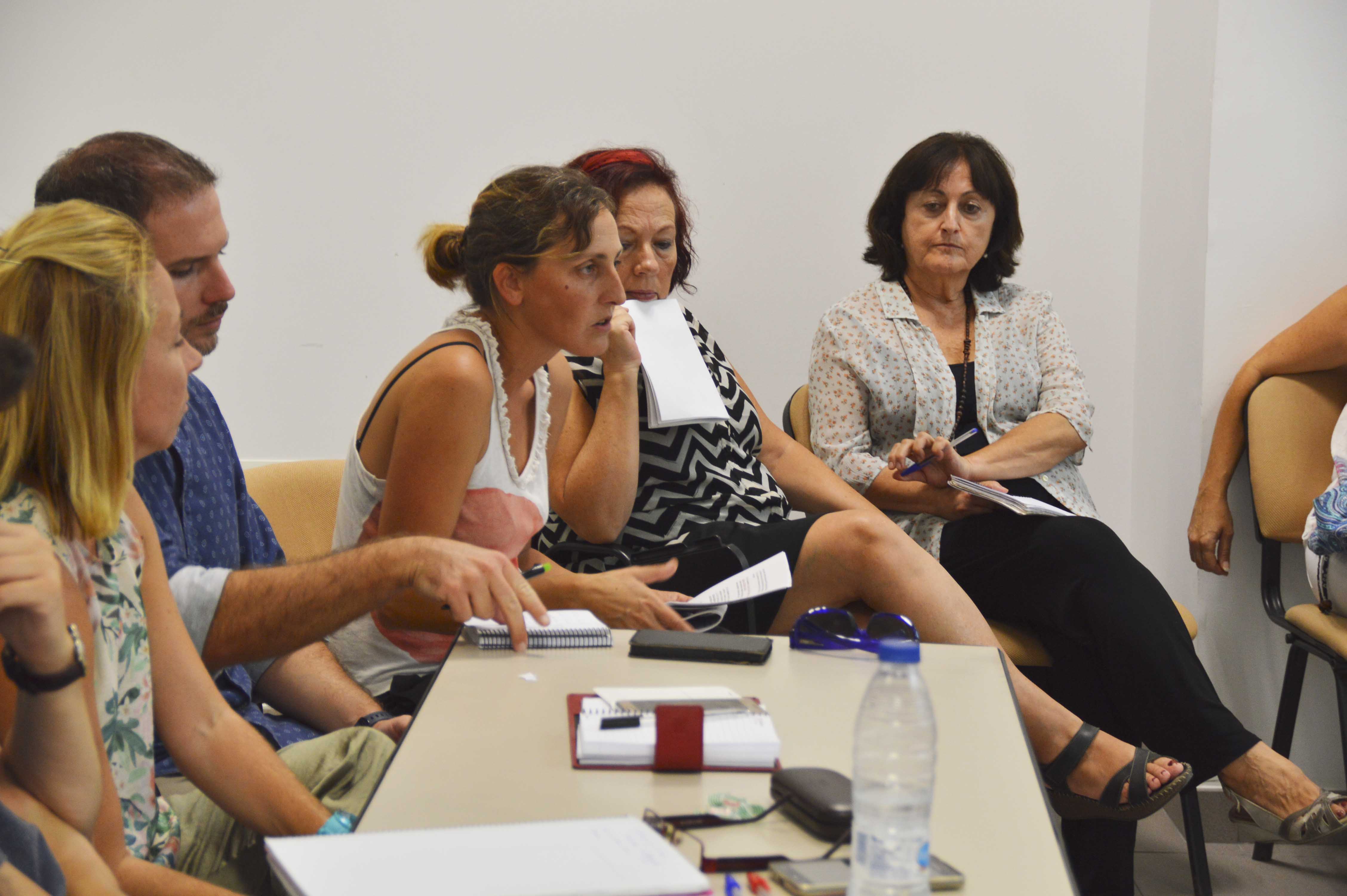 Kika González, en el centro de la imagen, en una asamblea reciente de Ganemos. 