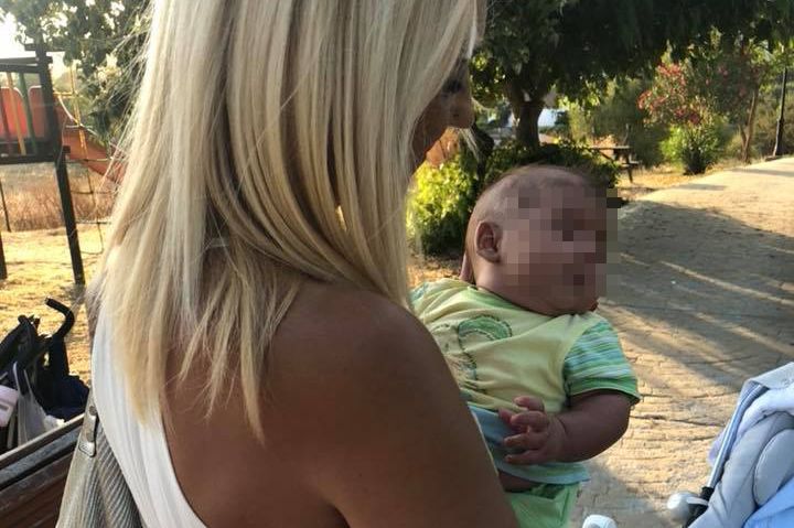 Remedios con su hijo, al poco de nacer.