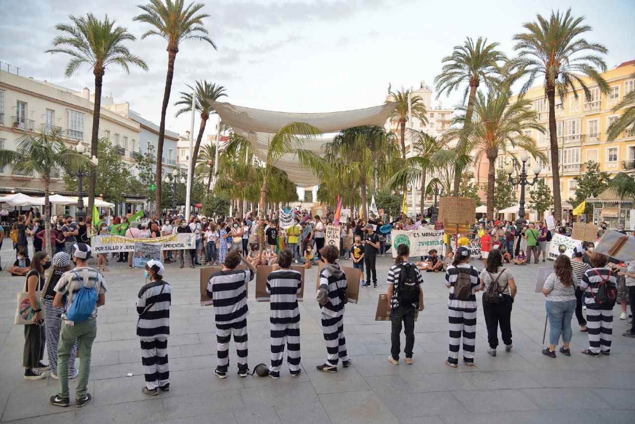 Manifestación con una 'performance' con presos para llevar a juicio la "inacción climática" en Cádiz.