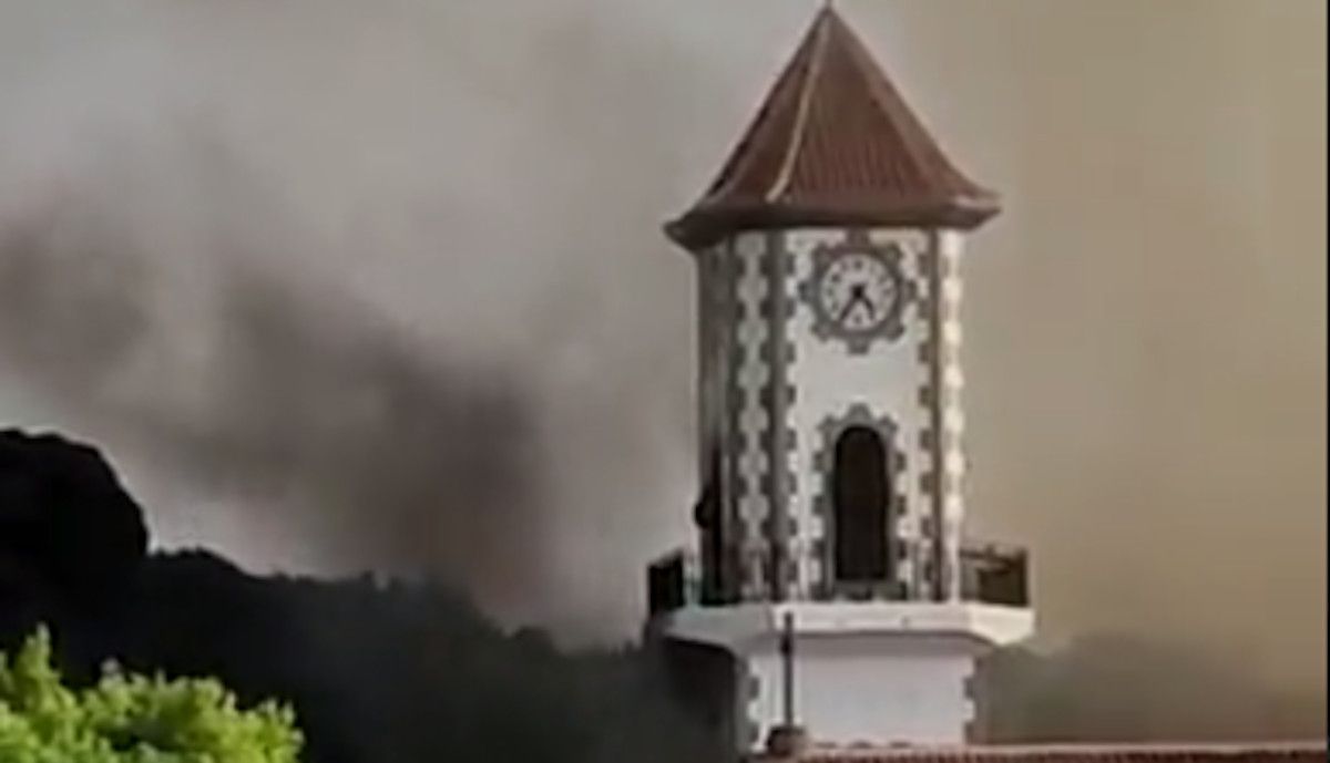 Campanario de la iglesia de Todoque, a punto de ser derrumbado por la lava.