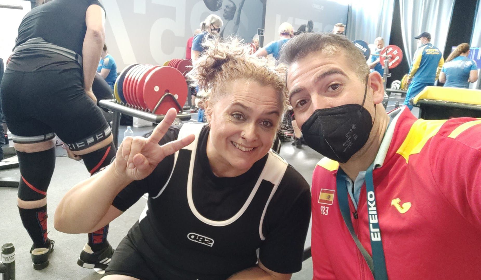 Mila Cuevas, junto a su entrenador, tras el éxito conseguido en tierras suecas.