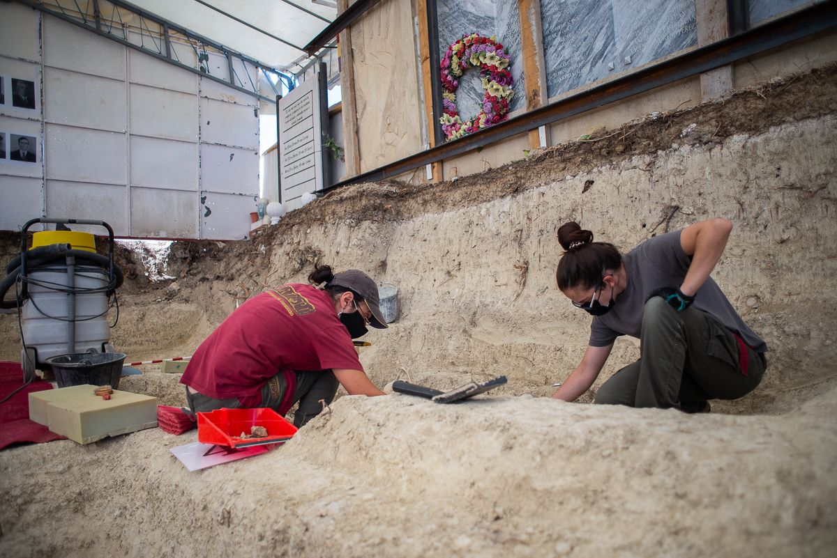 El equipo de arqueólogos, historiadores y antropólogos forenses que trabaja en el cementerio municipal de Trebujena estima que las exhumaciones concluirán a final de año.
