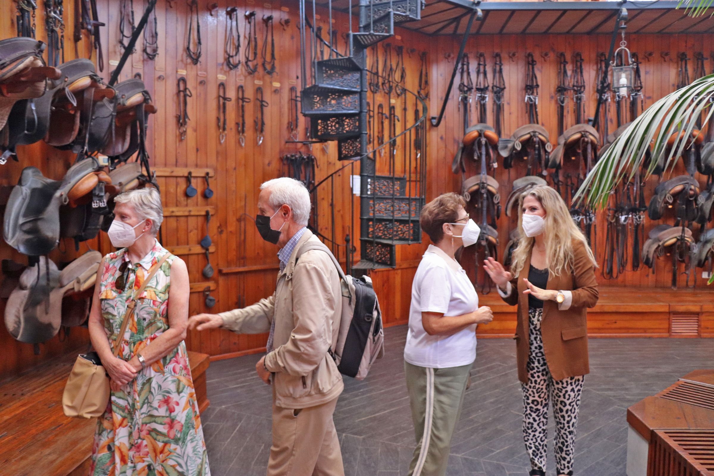 Ana Mestre conversa con turistas que visitan, este lunes, la Real Escuela en Jerez.