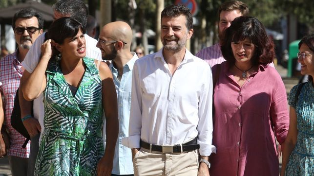 Teresa Rodríguez y Antonio Maíllo junto a otros integrantes de Adelante Andalucía