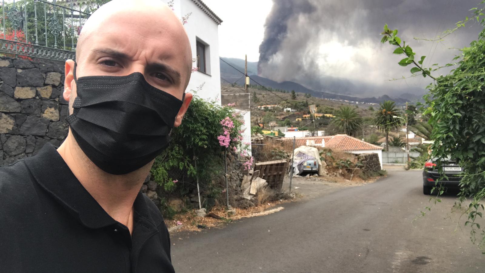 Domingo Díaz, con Cumbre Vieja al fondo, es uno de los protagonistas de estas historias andaluzas bajo el volcán.