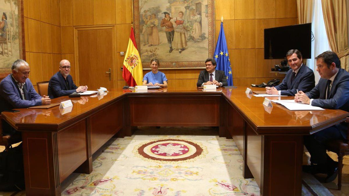 Imagen de la reunión mantenida este pasado lunes y presidida por la ministra de Trabajo, Yolanda Díaz.