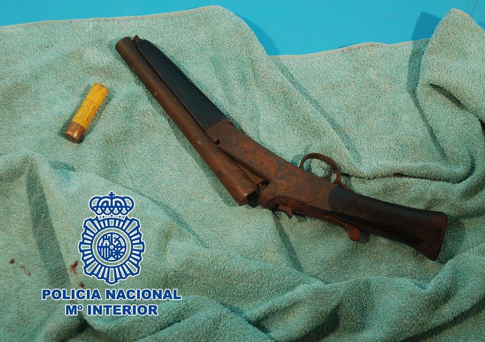 El arma de fuego requisada al vecino de Santiago. FOTO: POLICÍA NACIONAL. 