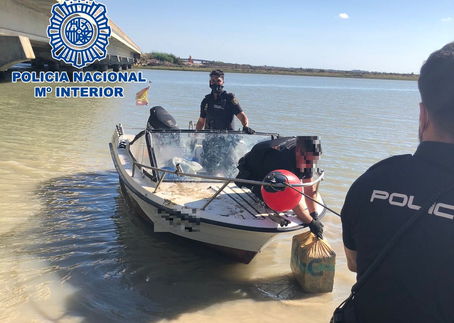 La Policía Nacional interviene en El Puerto más de 800 kilos de hachís en el rio Guadalete.