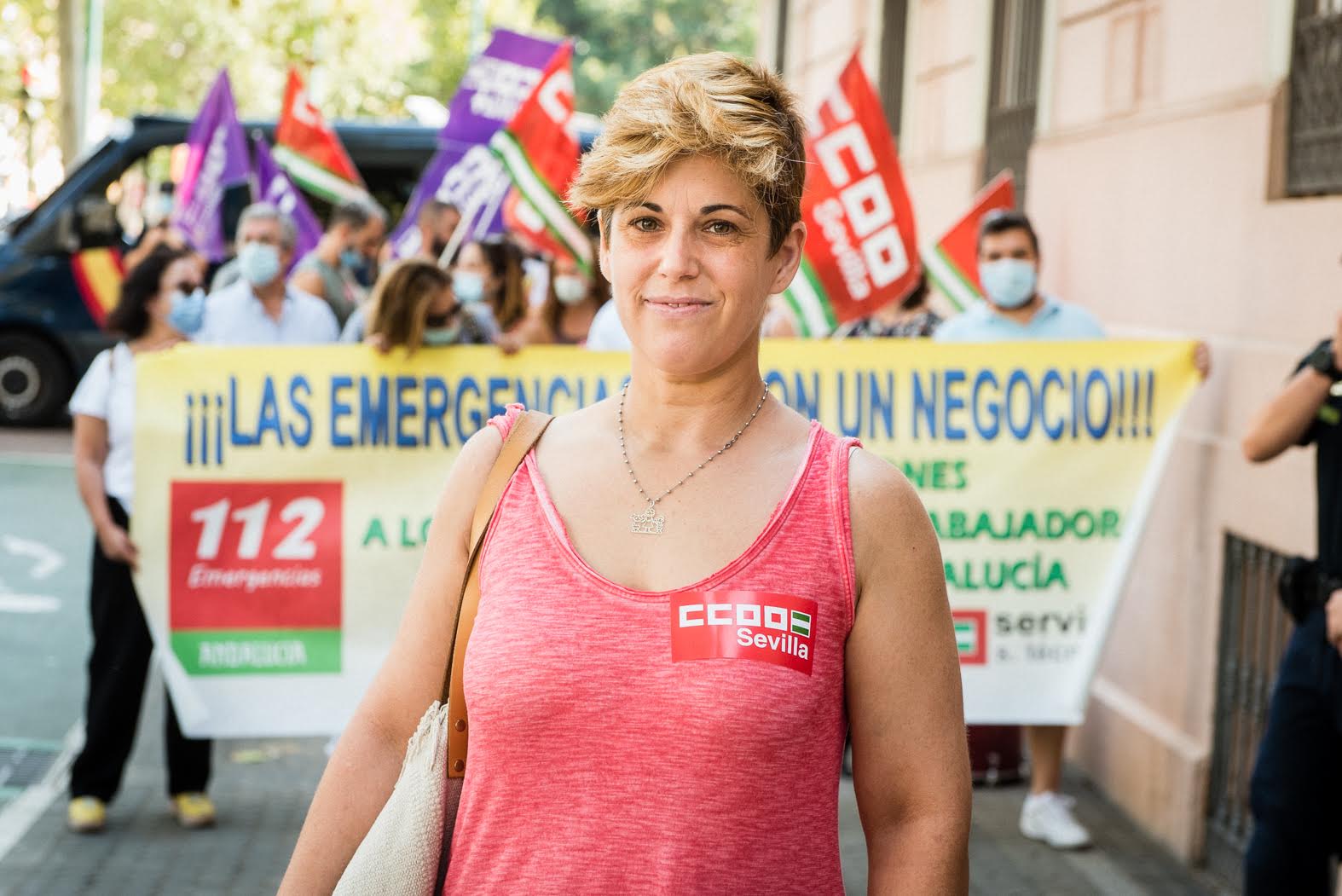 Remedios, gestora de emergencias del grupo de la bolsa del 112, durante la concentración en Sevilla.