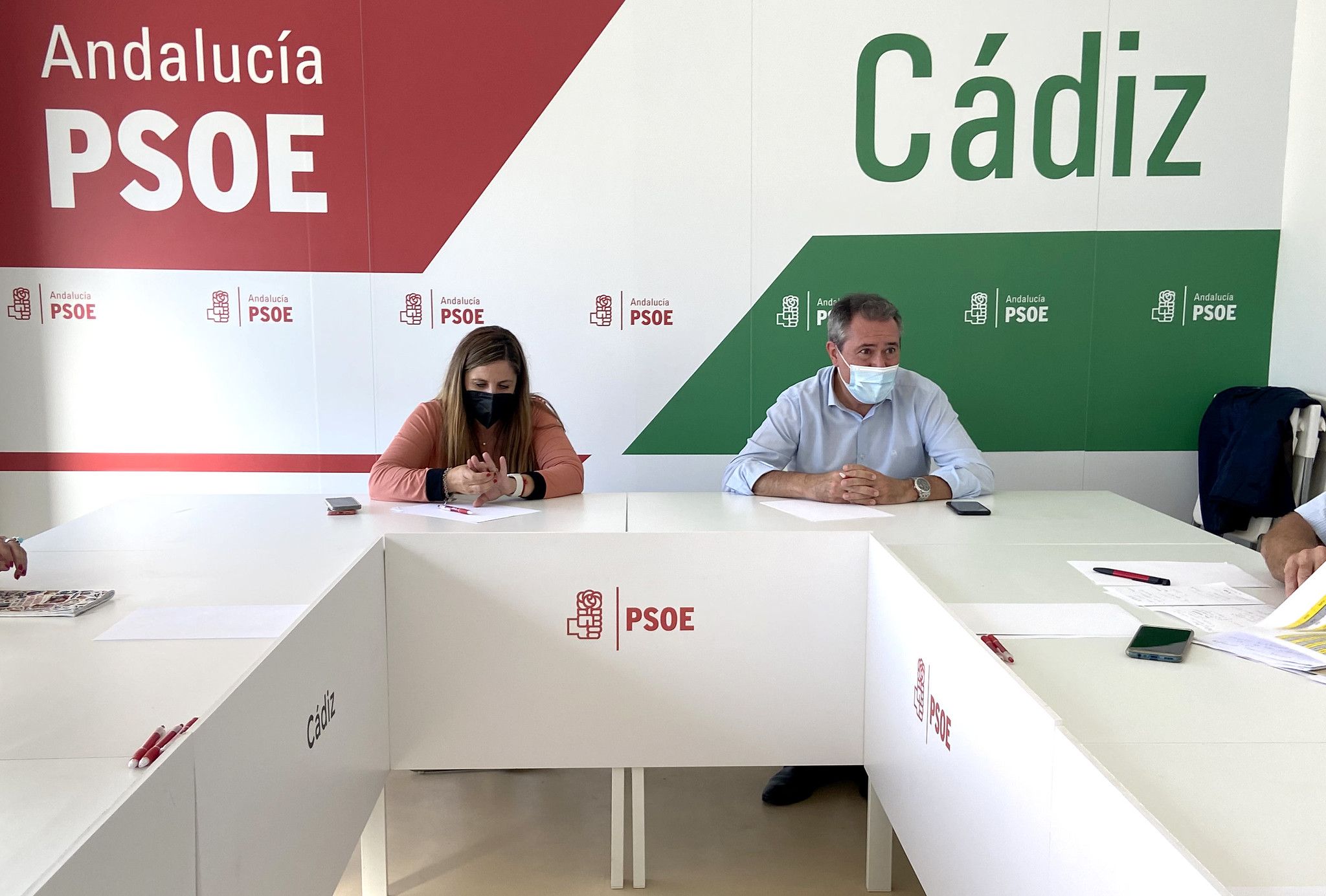 Irene García junto Juan Espadas, en la sede provincial del PSOE-A, en una imagen reciente.