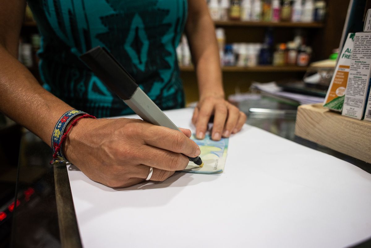 Un negocio compra si le pagan con billetes falsos.