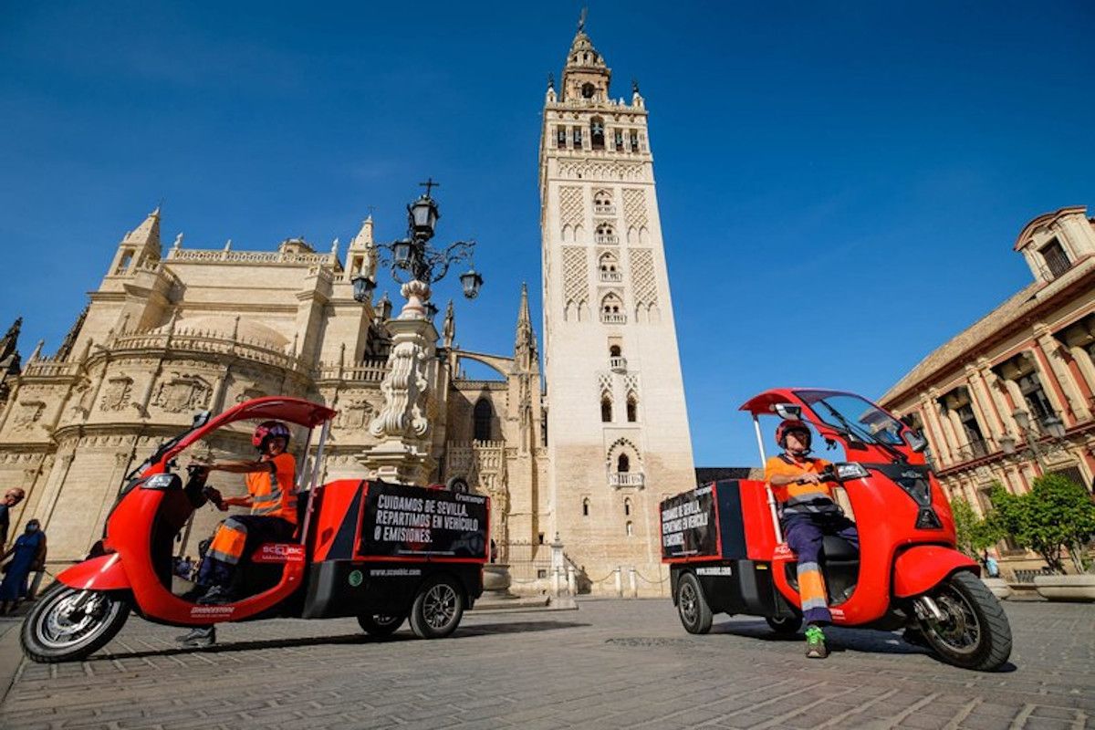 Una empresa cervecera prueba un modelo sostenible de carga y descarga en Sevilla con motos eléctricas que transportan cerveza en el barrio de Santa Cruz.