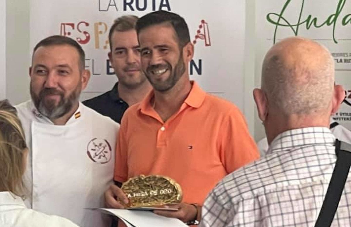 Daniel Ramos, de La Cremita de Chiclana, recoge el premio como mejor panadería de Andalucía.