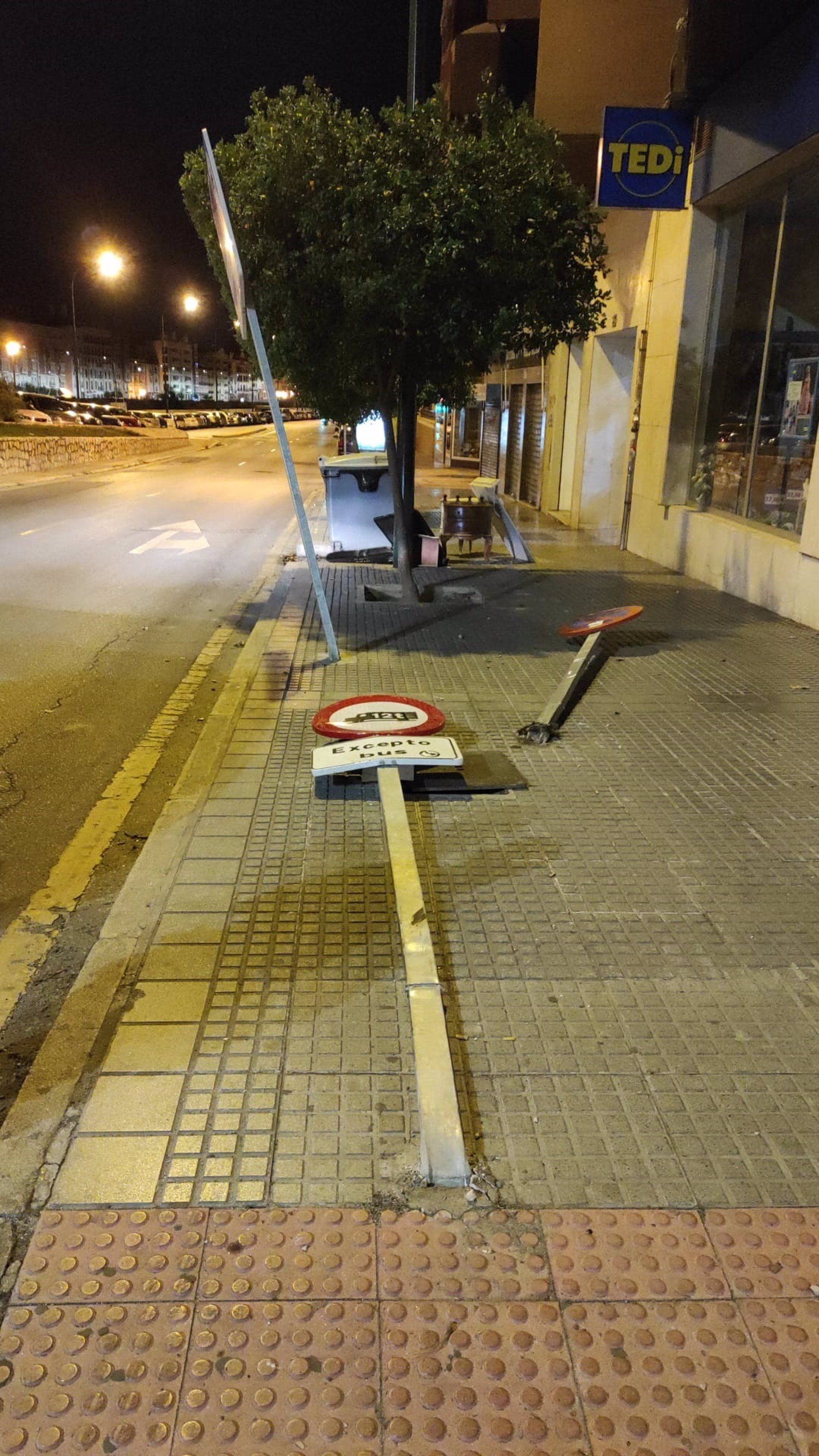 Sin carné, con un coche robado y borracho: pillado en Málaga tras chocar contra un muro al intentar huir.   POLICÍA LOCAL MÁLAGA