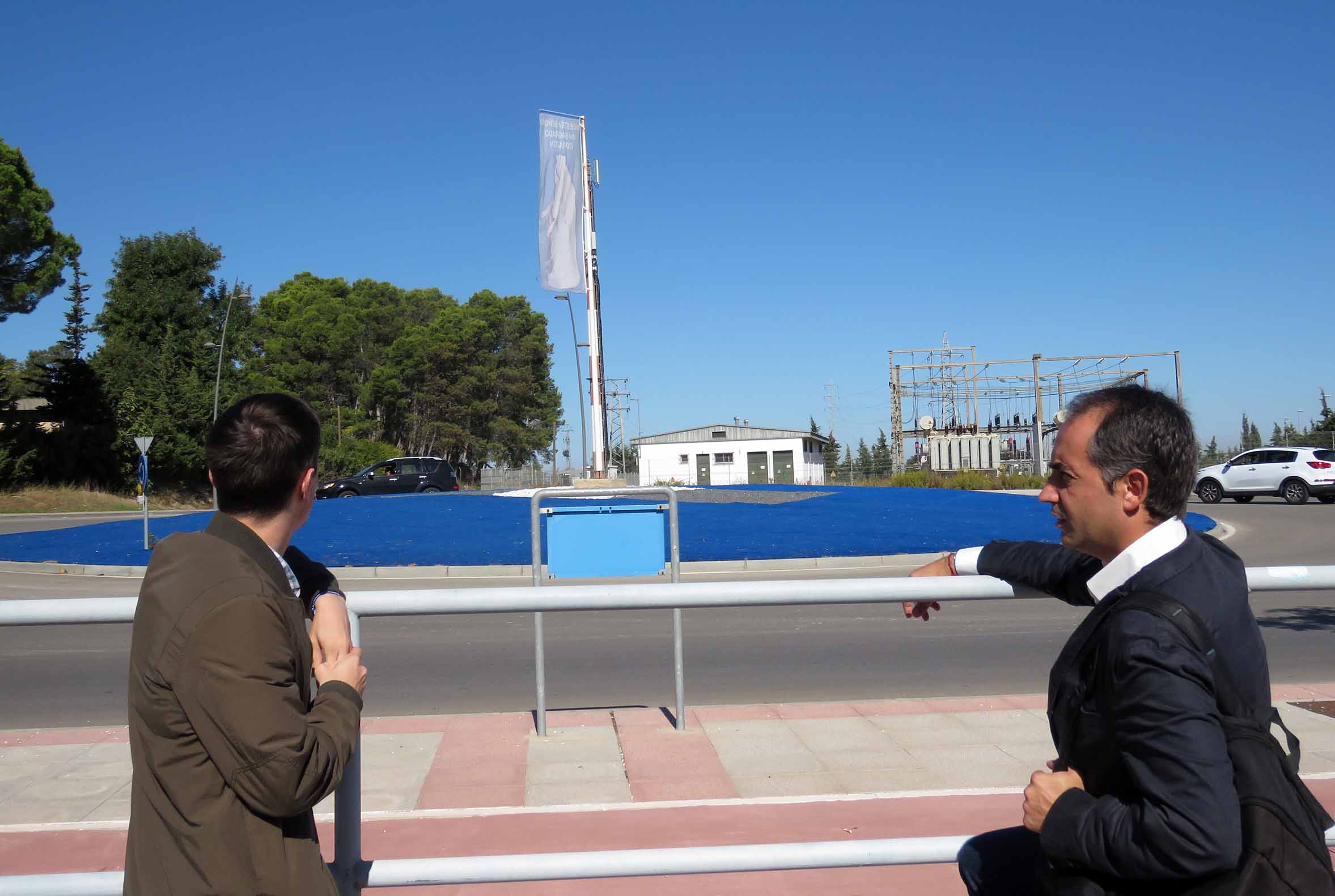 Saldaña, ante la rotonda donde quiere levantarse la colosal estatua.