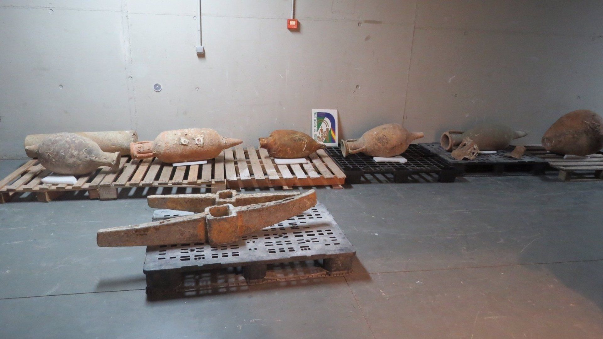 Un restaurante de Almería exponía ocho ánforas de los siglos I y II "de incalculable valor histórico"