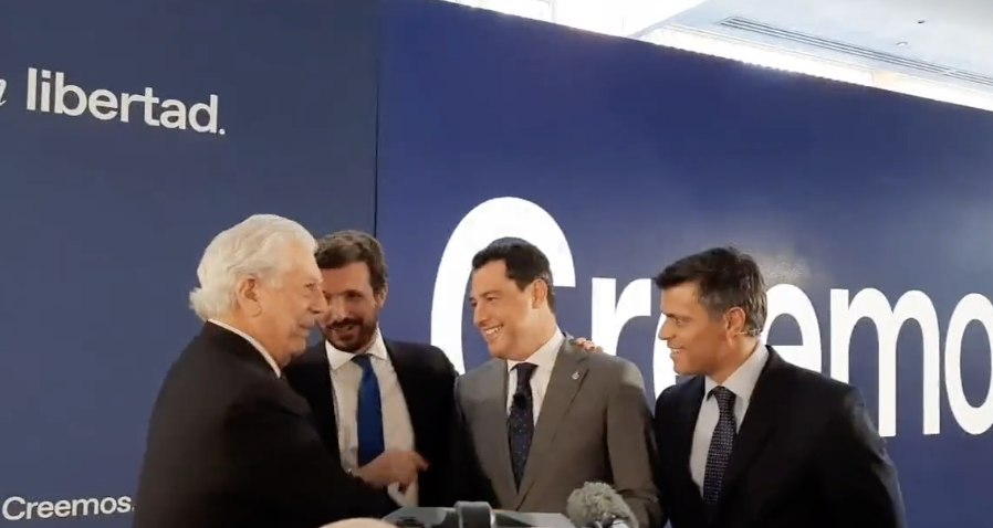 Moreno saluda a Vargas Llosa, en presencia de Casado y López, este jueves en Sevilla.