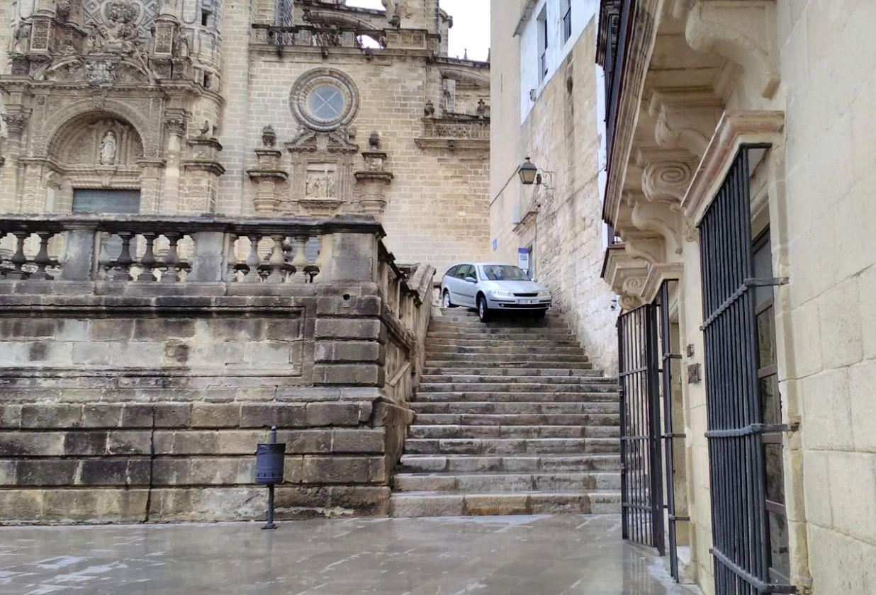 El vehículo, atrapado en las escaleras del templo jerezano