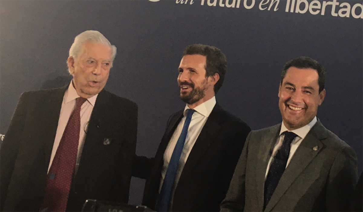 Mario Vargas Llosa, junto a Pablo Casado y Juanma Moreno.