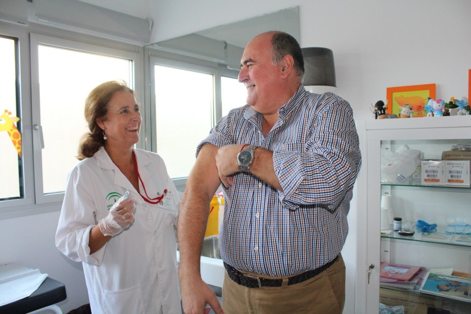 Una profesional sanitaria inyectando una vacuna a un hombre. FOTO: JUNTA DE ANDALUCÍA. 