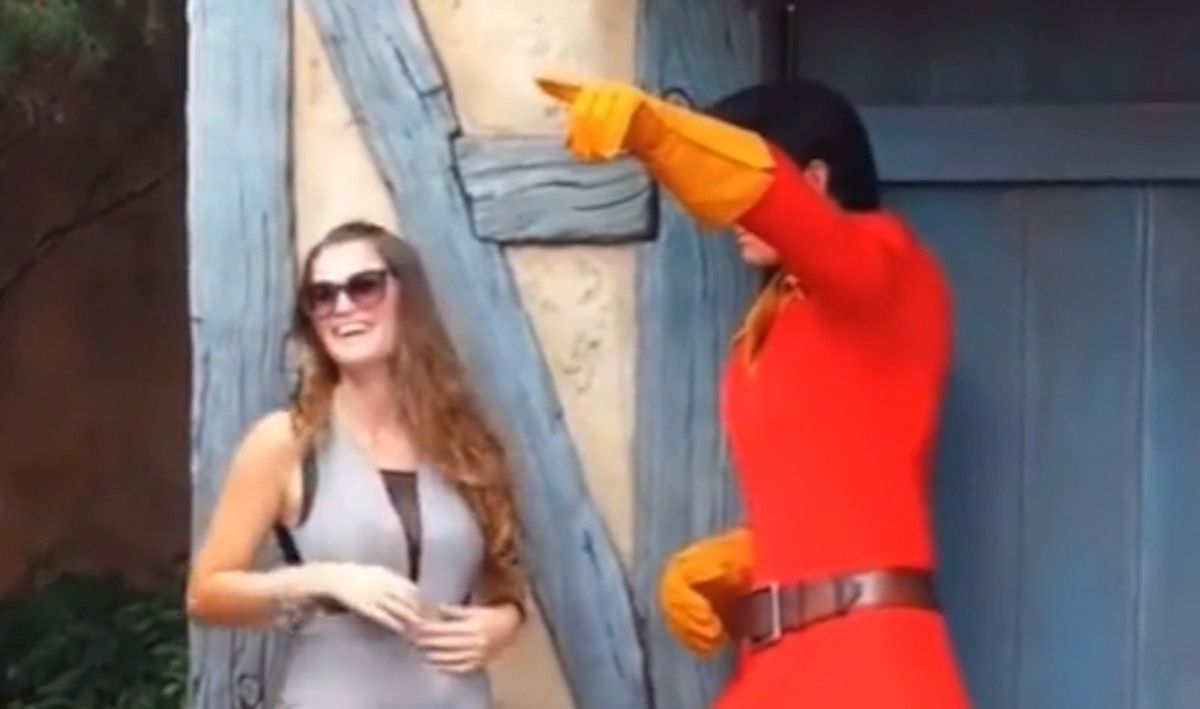 Una mujer, expulsada por acosar al personaje de 'Gastón' en Disneyland.