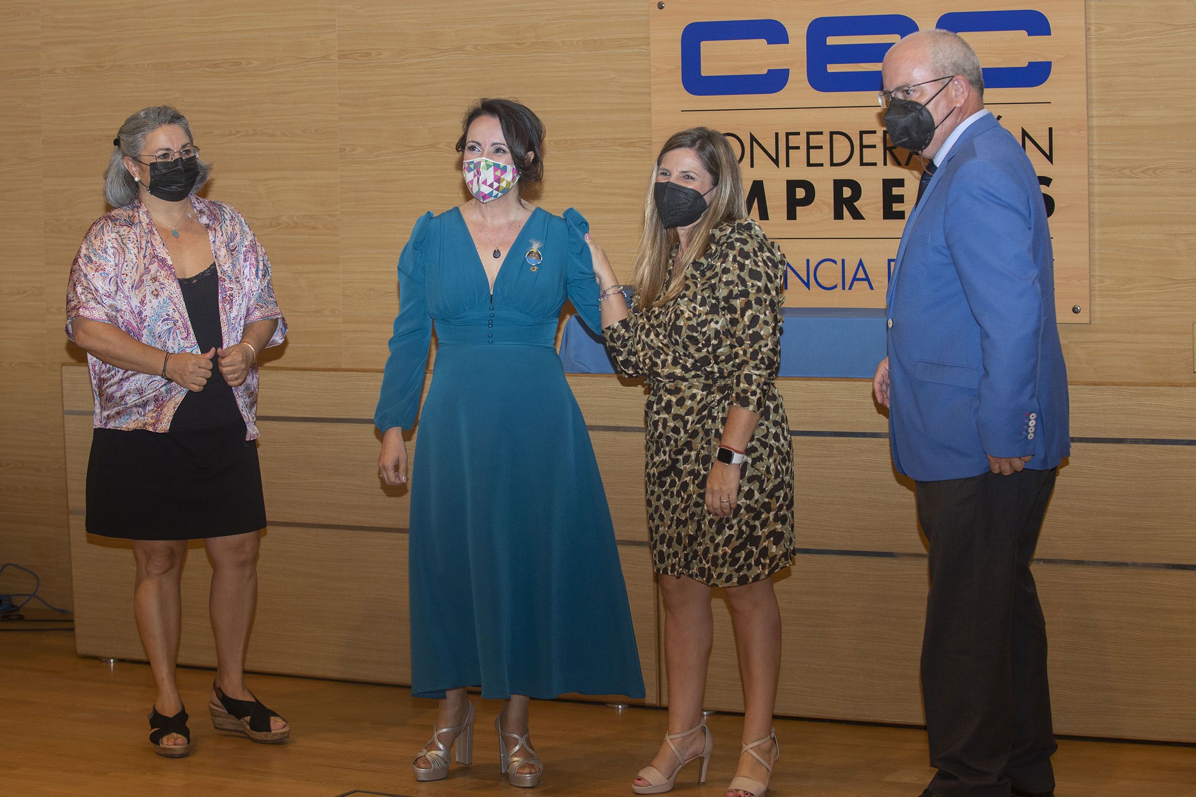 Entrega del premio a Nela García Jarillo, mejor empresaria del año.