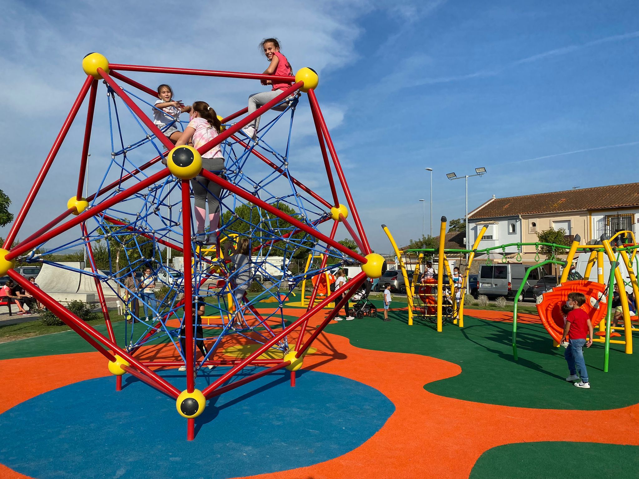 Niños disfrutan del rockodromo instalado en la zona deportiva de Guadalcacín.